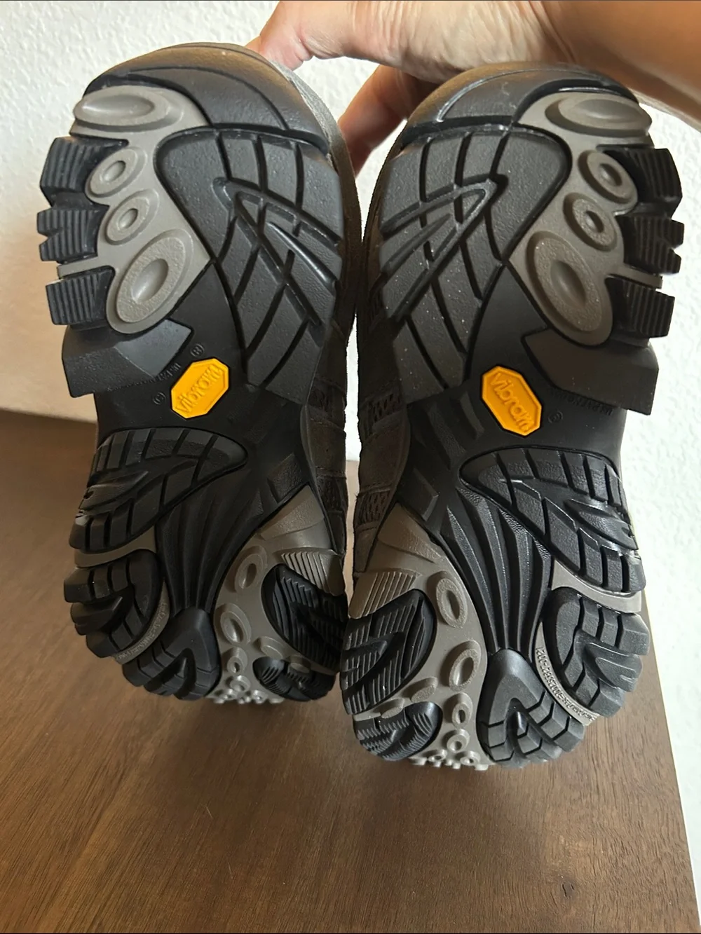 Merrell Moab 2 Mid hiking boots 8.5 in mint condition like new. Waterproof